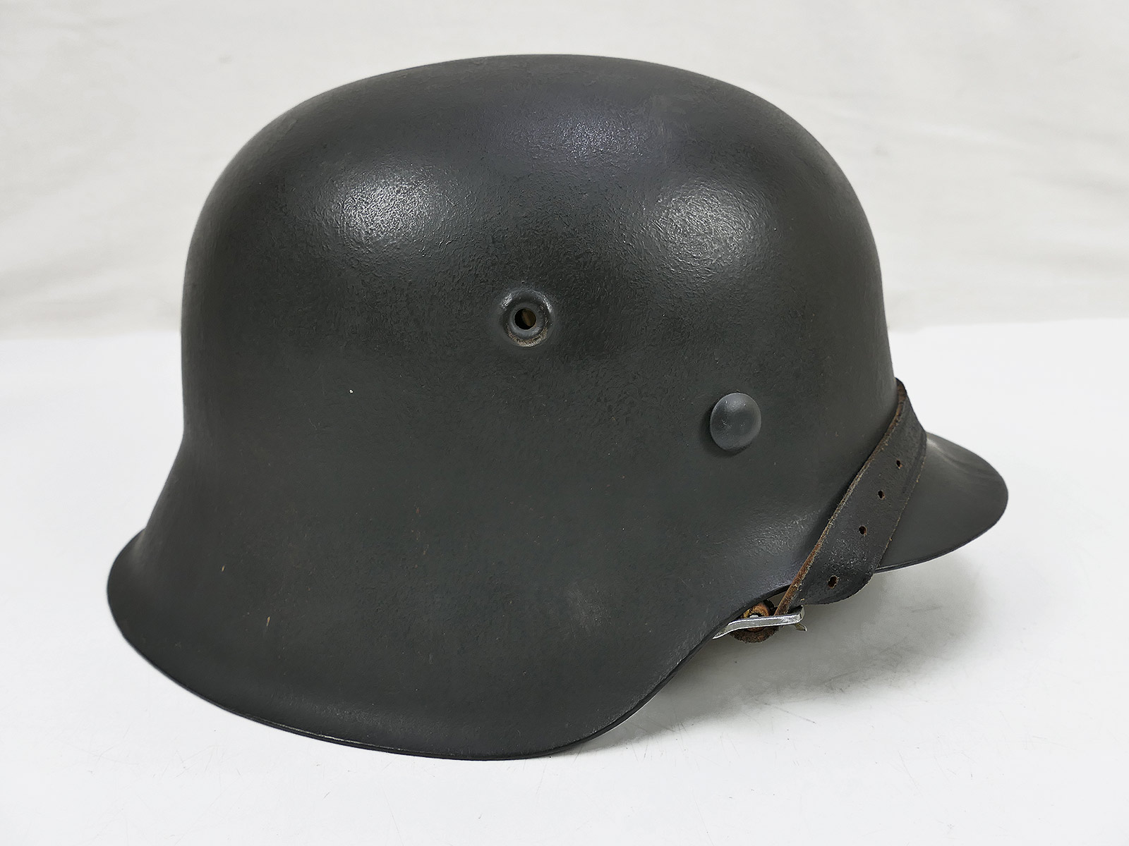 Original Luftwaffe M42 ET64 steel helmet with helmet lining and chin strap, size 57, BATTLE WORN