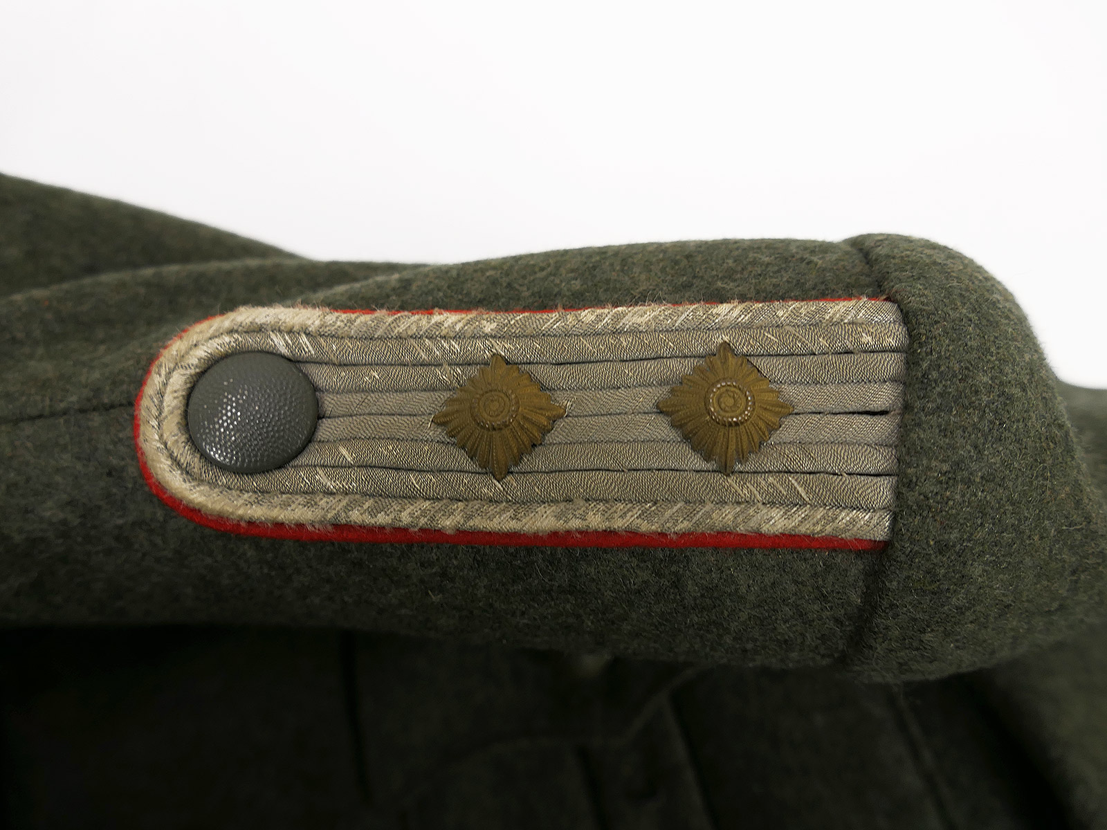 Original Wehrmacht Officer’s Field Jacket M36, Captain, Artillery, complete with breeches – COLLECTION