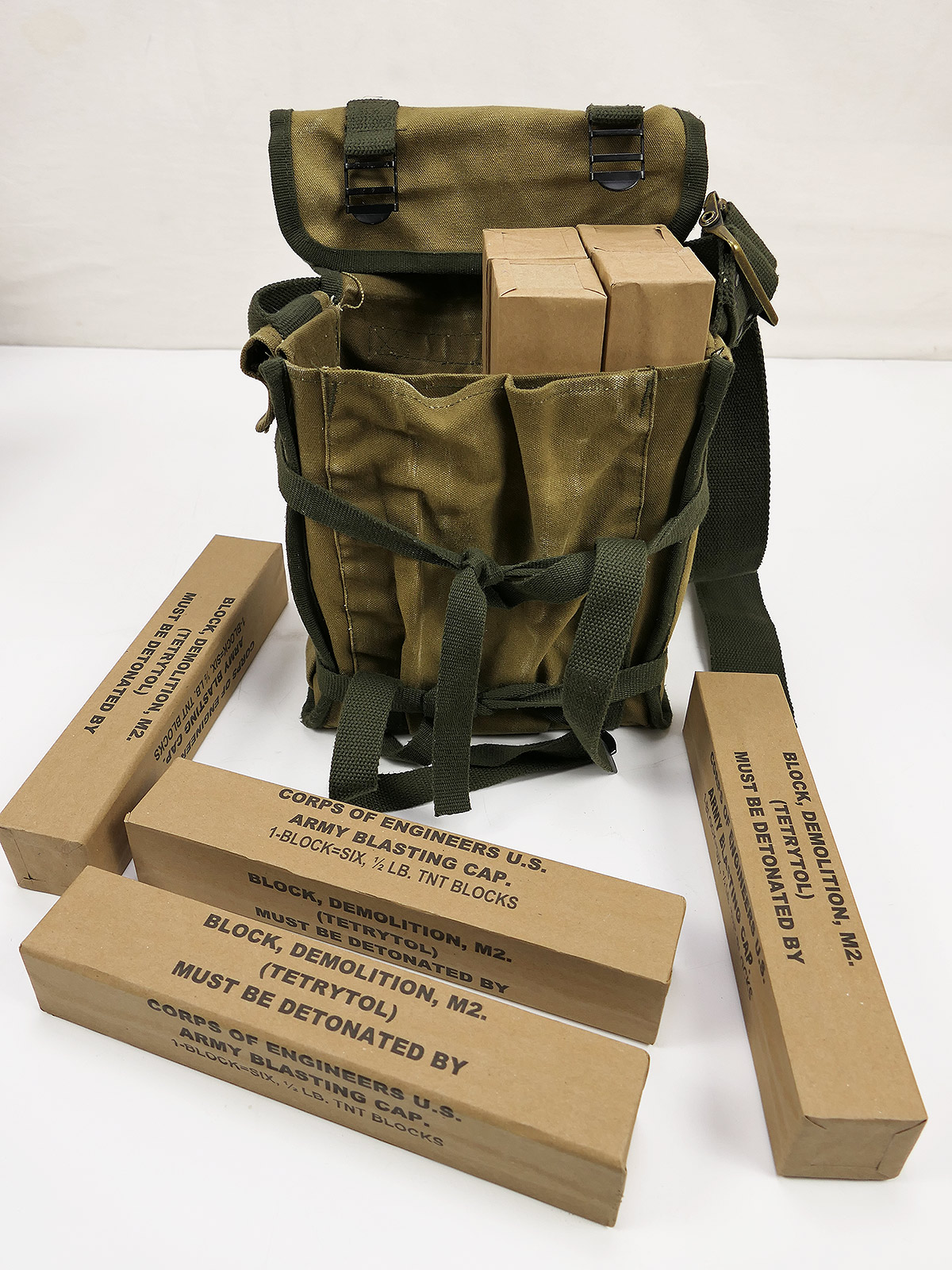 US Army WW2 Airborne Demolition Bag with decorative contents: TNT blocks – BATTLE WORN 
