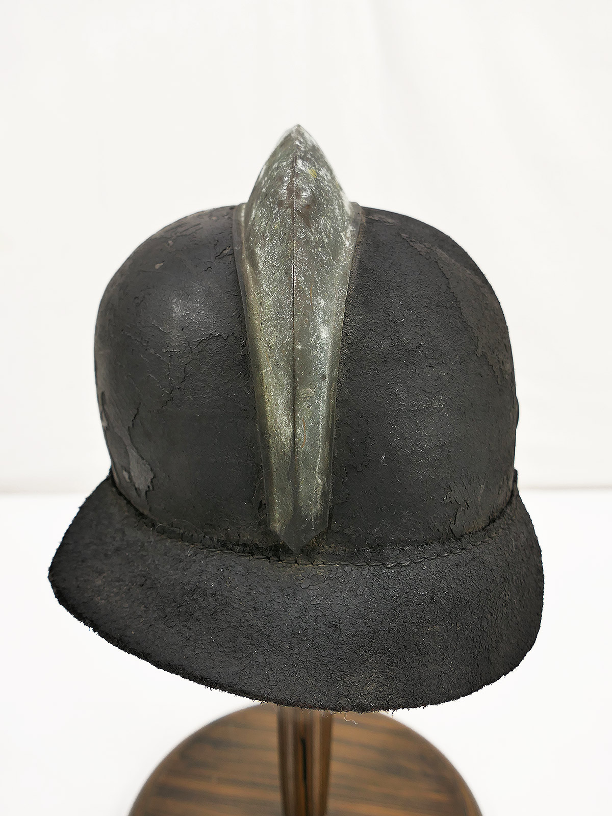 Original firefighter’s helmet – leather firefighter’s helmet decoration