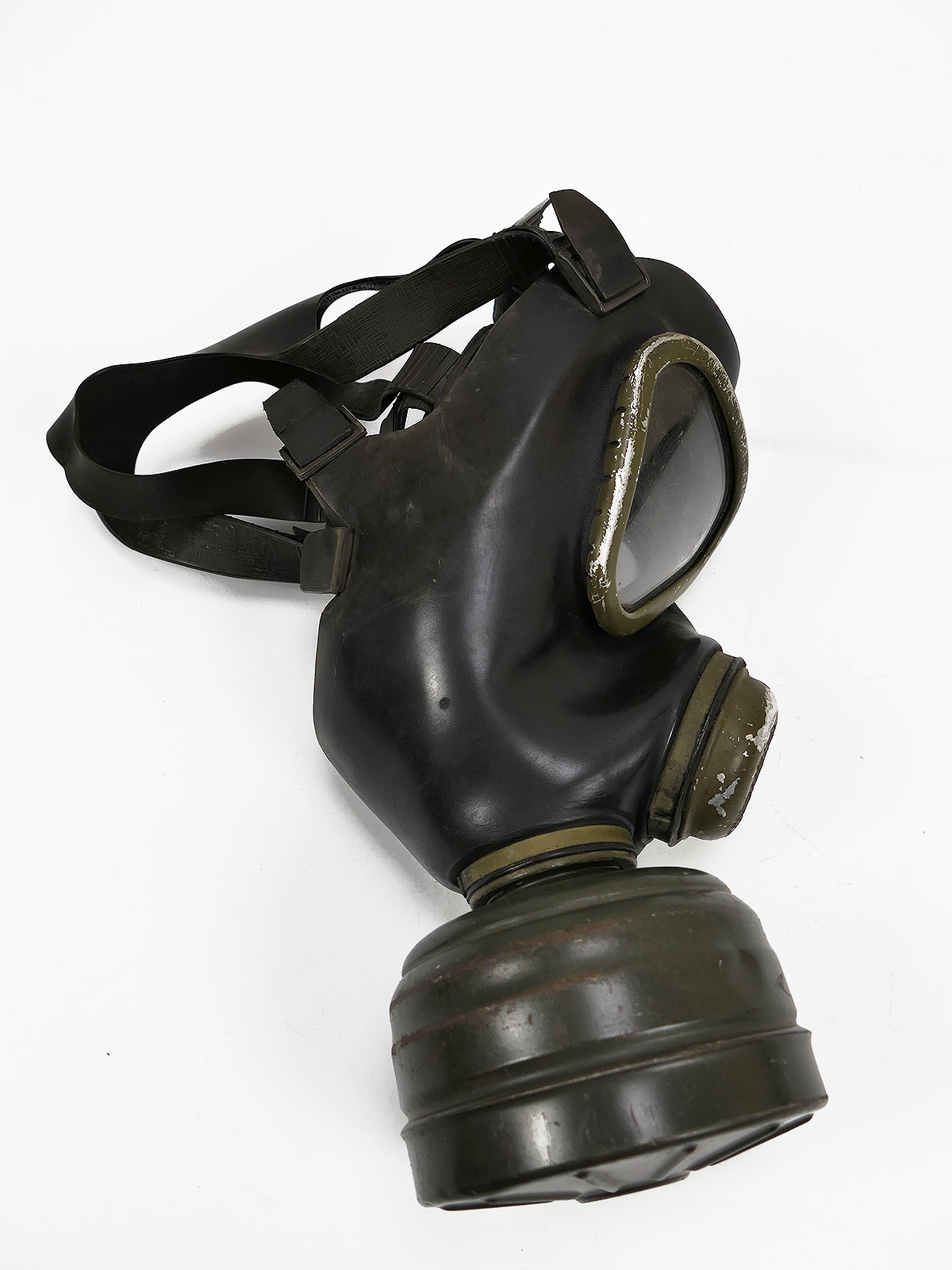 BW Early German Armed Forces gas mask model GM65 with filter 