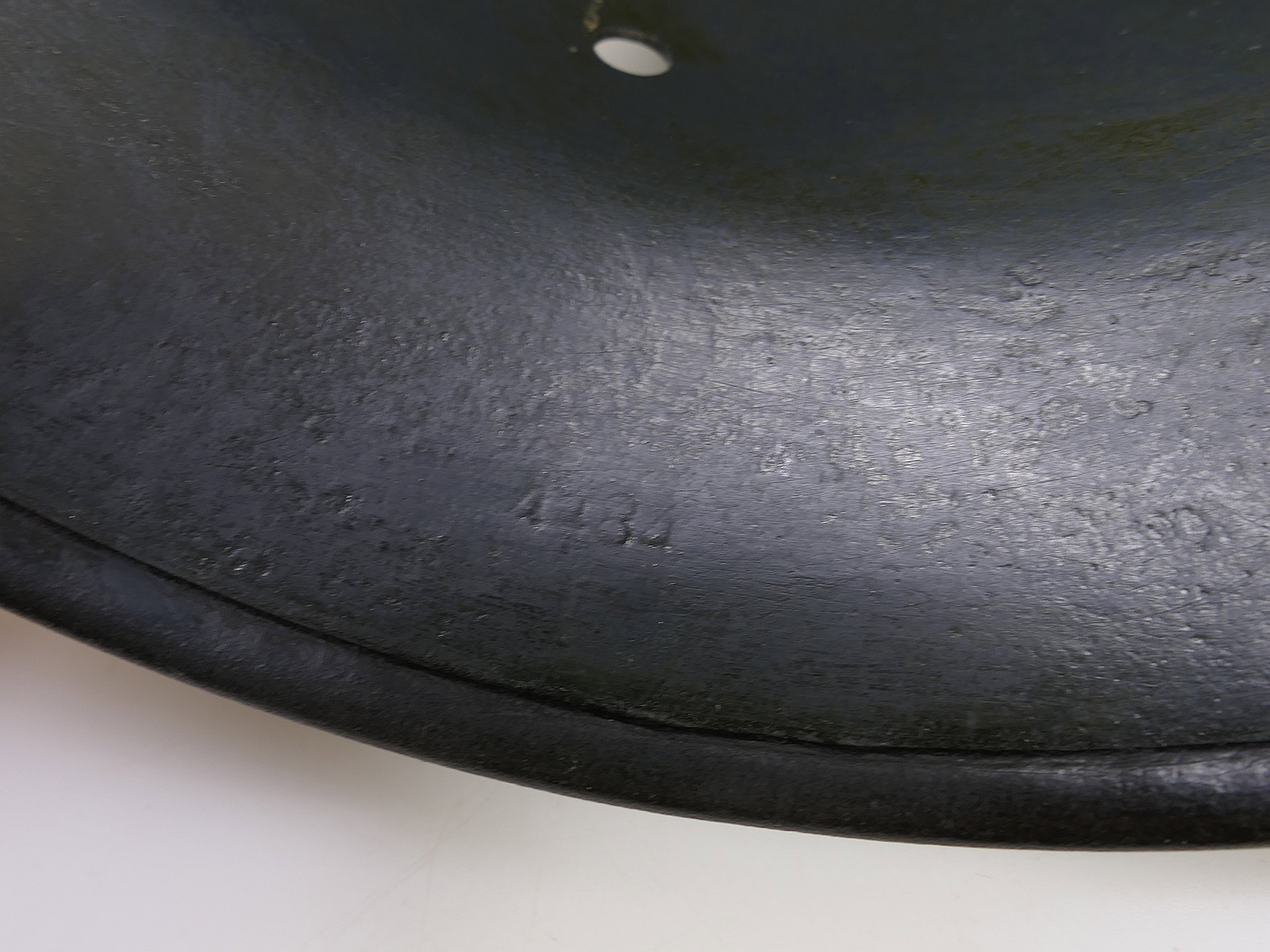 Original Wehrmacht / Luftwaffe steel helmet GLOCKE M35 DD SE62, antique, COLLECTION, battle-worn
