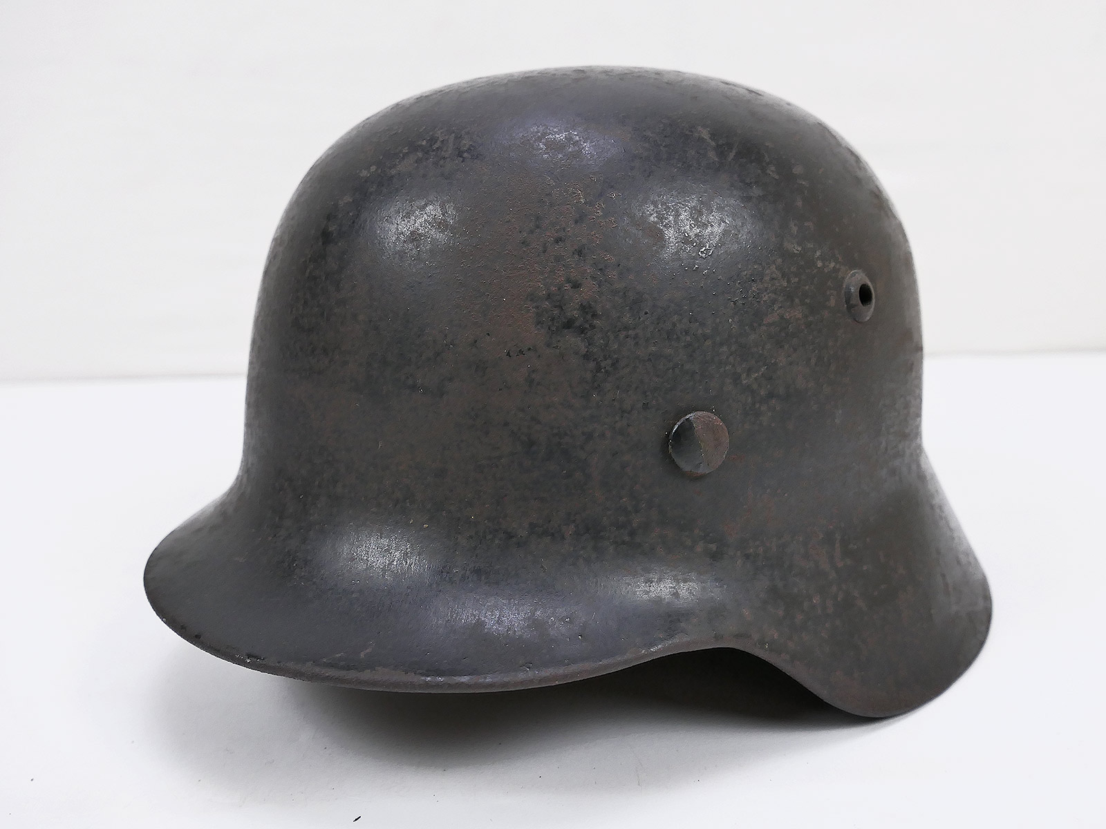 P1435273 Wehrmacht steel helmet M35 ET64 with helmet lining and chin strap from museum