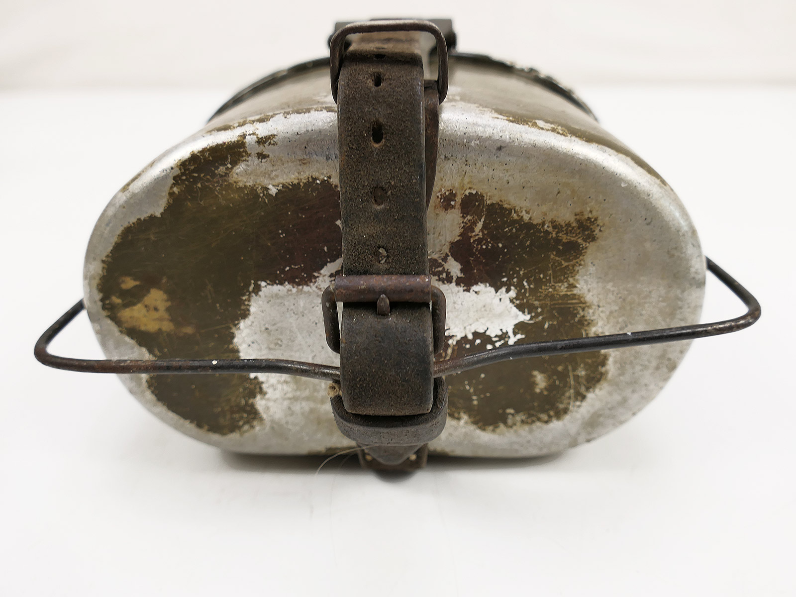 Wehrmacht cookware, manufacturer OHW 44, with leather strap – COLLECTION BATTLE WORN