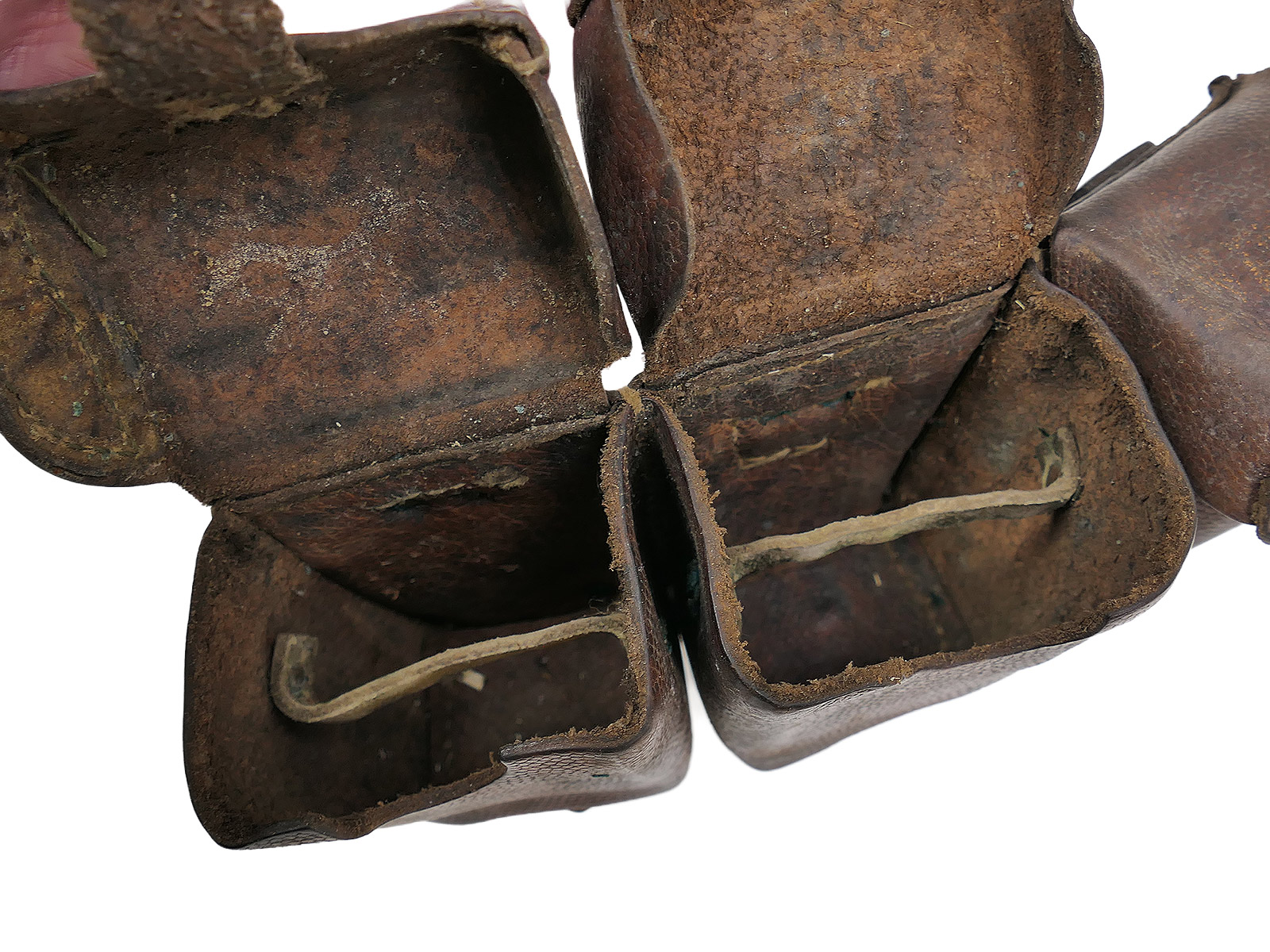 WW1 Original WW1 Cartridge Pouch 1914 – 1 fastening strap missing – COLLECTION BATTLE WORN