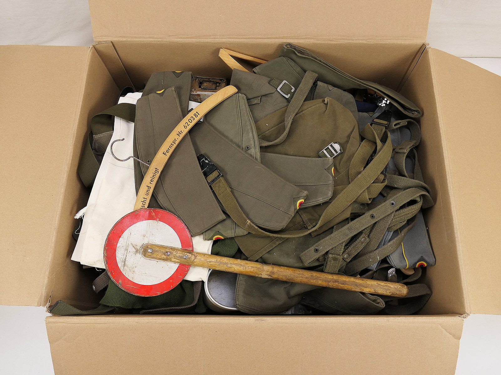Flea market box, 17kg: Miliaria assortment – Bundeswehr bags, spare parts, clothing, equipment, caps – VIEW
