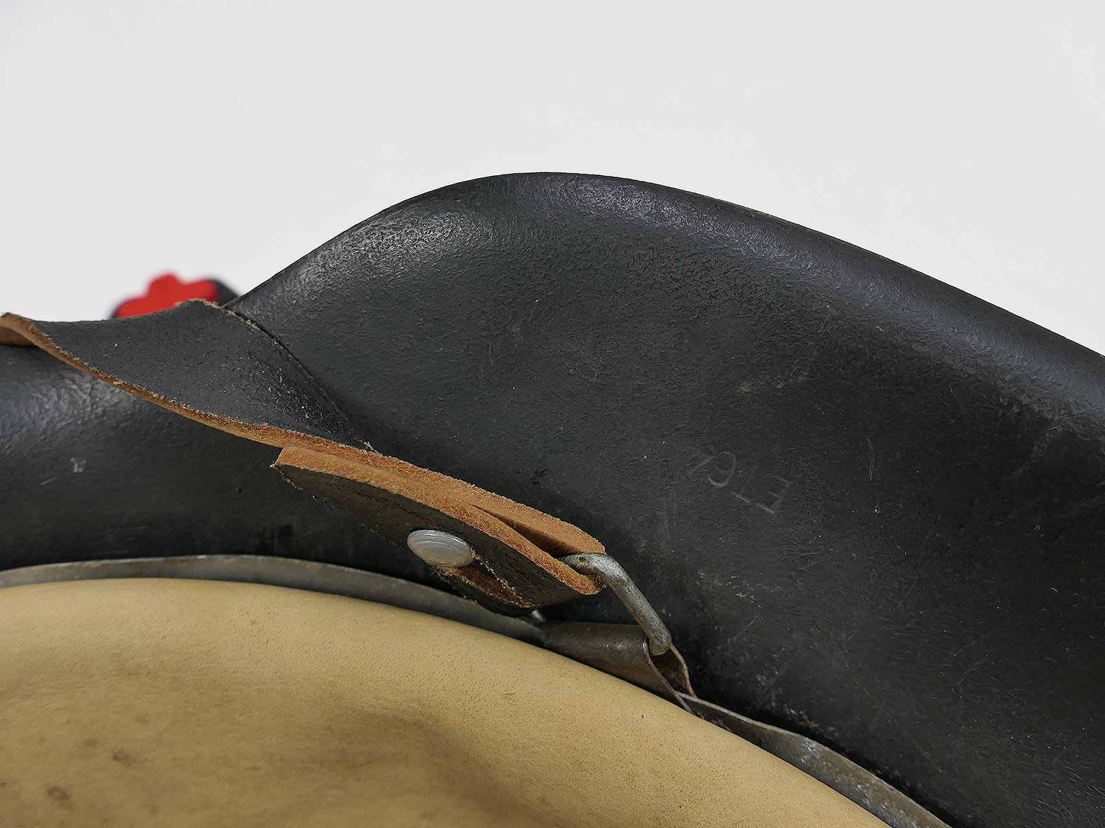Original Luftwaffe M42 ET64 steel helmet with helmet lining and chin strap, size 57, BATTLE WORN