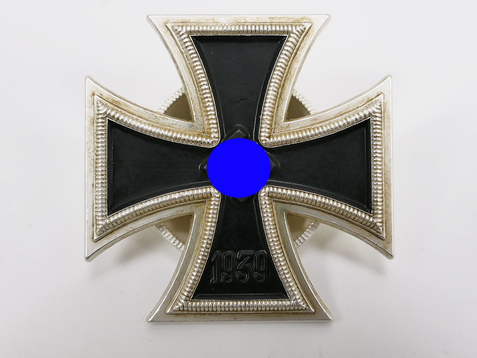 WK2 Iron Cross 1939 EK1 on turntable / screw disk