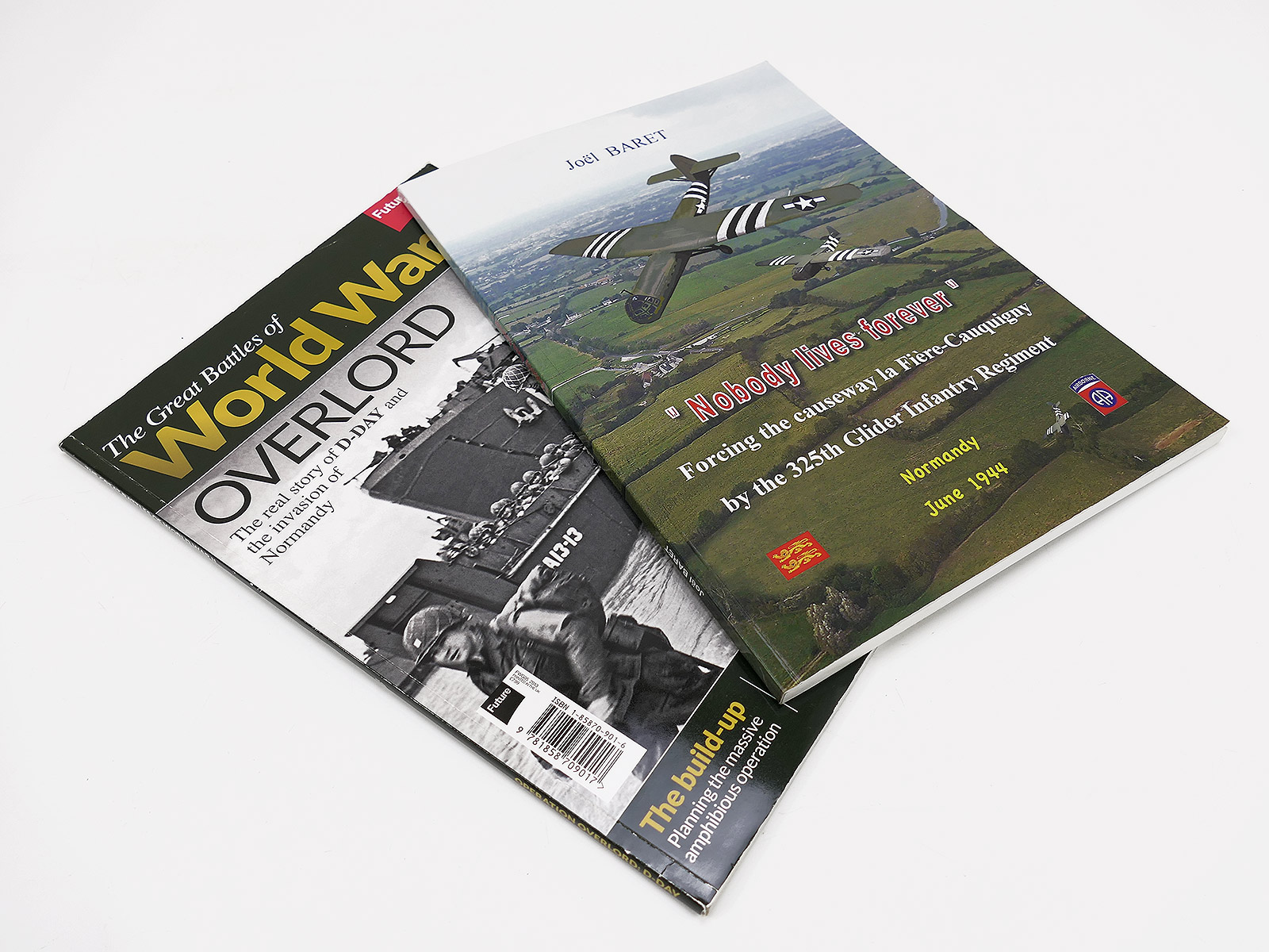 2x Booklet / Magazine: D-Day Invasion of Normandy, OVERLORD / Beret – Nobody Lives Forever, 325th Glider COLLECTION 
