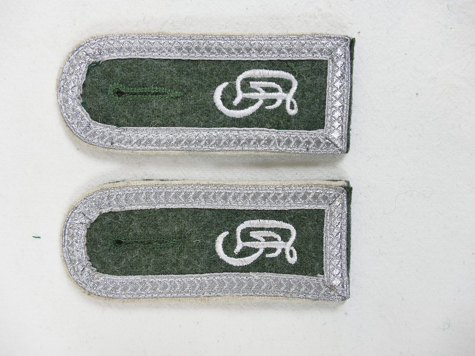 Wehrmacht pair of epaulettes Großdeutschland GD Feldwebel for field blouse M40