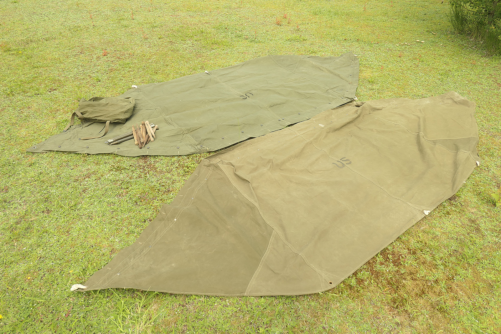 P1550410 #6 TYPE US WW2 tent 2x tent canvas shelter tent half + poles and wooden stakes - two-man tent