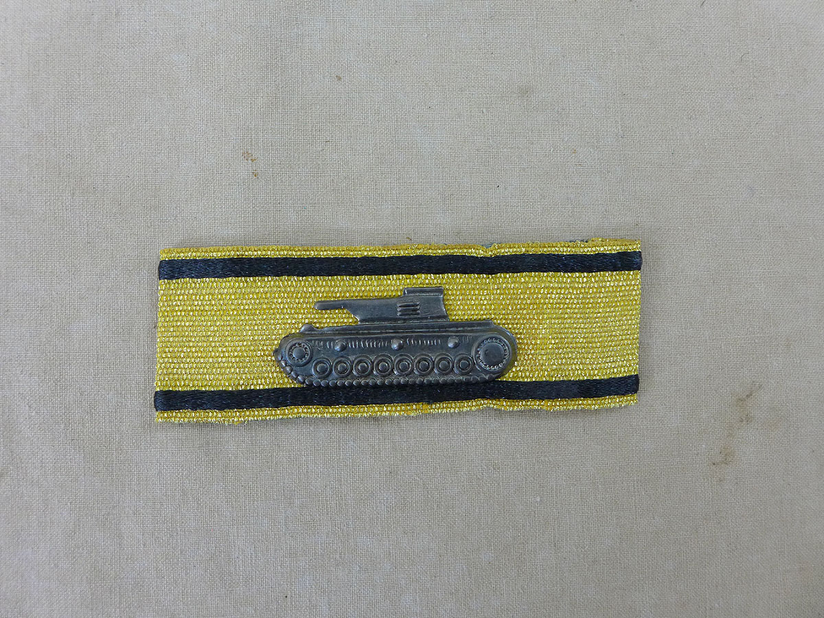 8405-3 Panzervernichtungsabzeichen in Gold / special badge for down f.d. fighting of tanks edition black