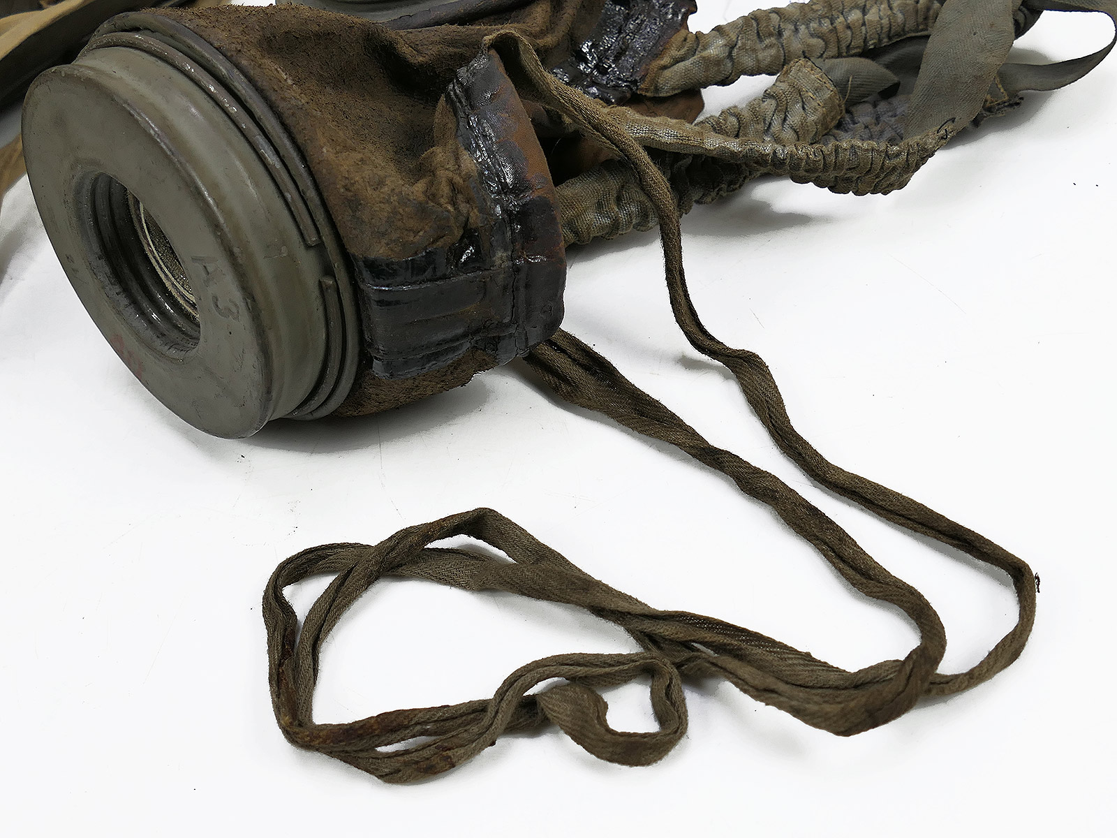 WK1 Original Leather Gas Mask M17 + Filter in Original Carry Case – COLLECTION BATTLE WORN