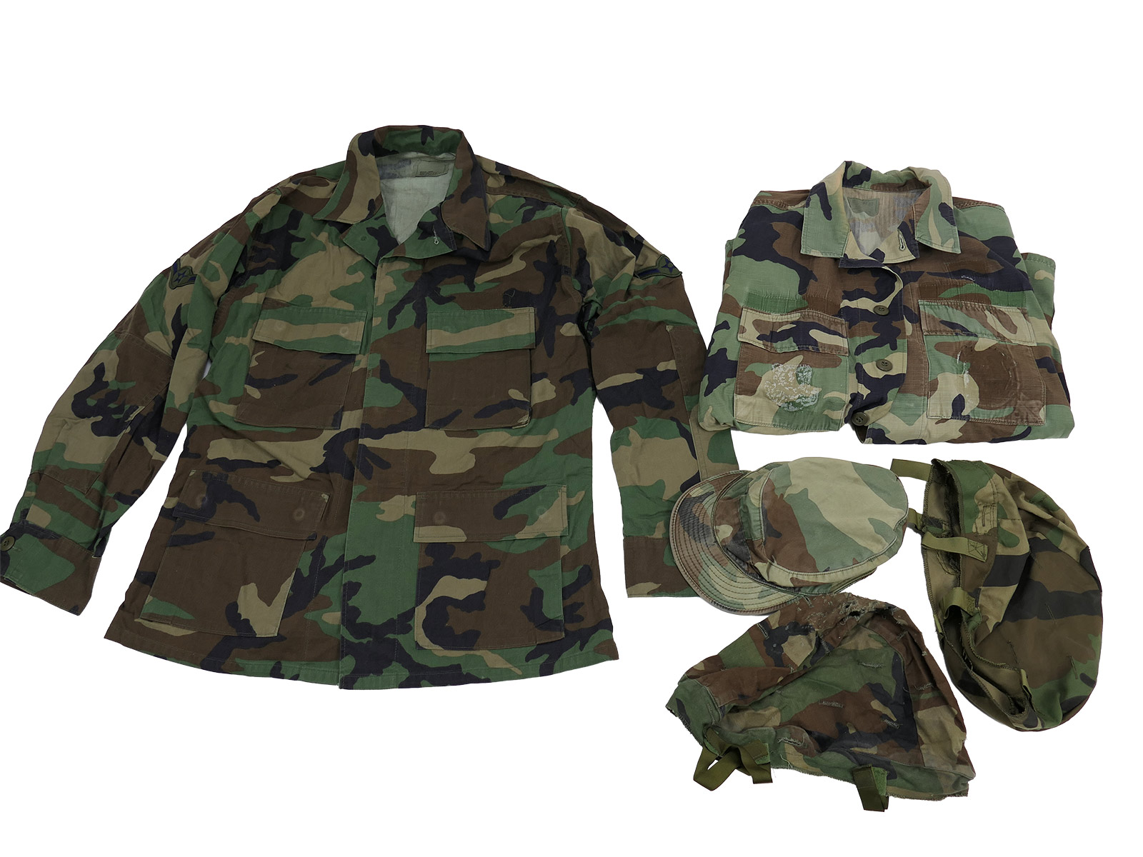 Flea market box, 15kg: Miliaria military assortment – US Army bags, spare parts, clothing, equipment, caps – VIEW