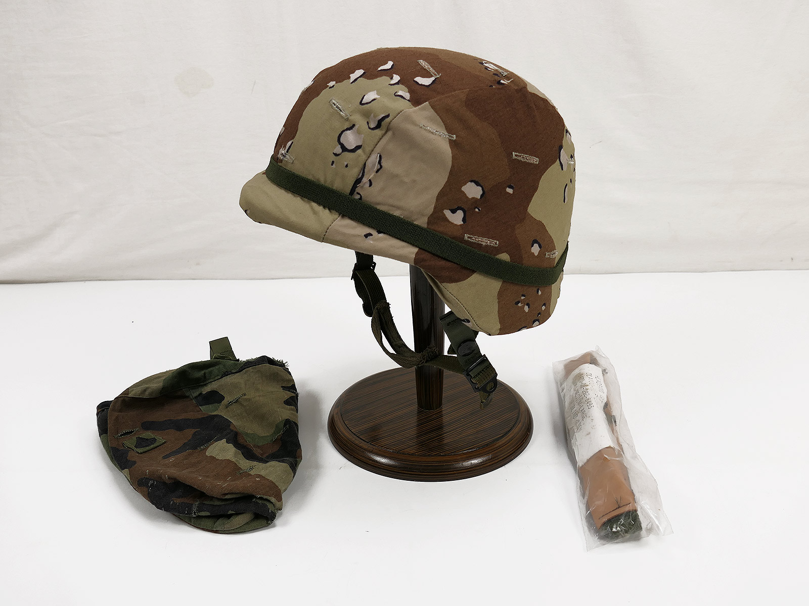 US PASGT combat helmet Combat Helmet size Large with US Desert + Woodland helmet cover
