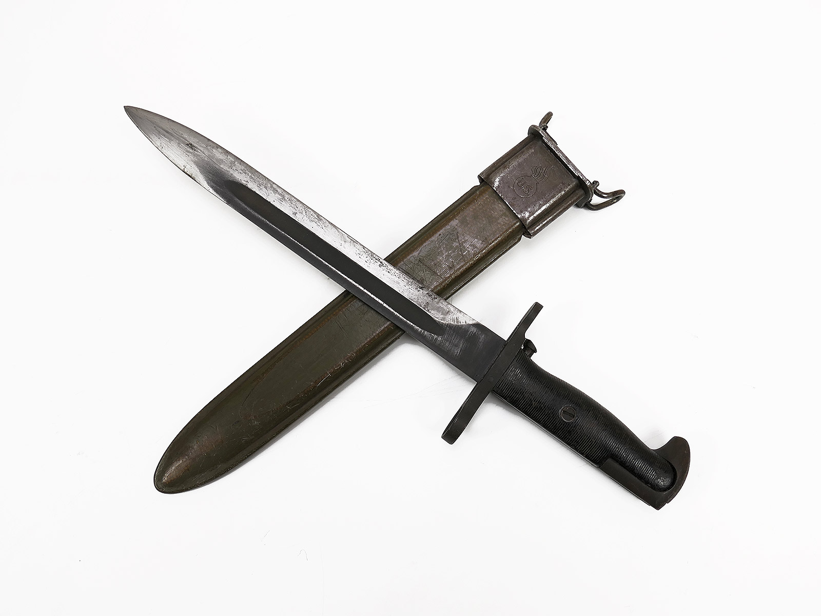 US Army WW2 M1 bayonet A.F.H. in scabbard for M1 Garand side rifle / Collection BATTLE WORN 