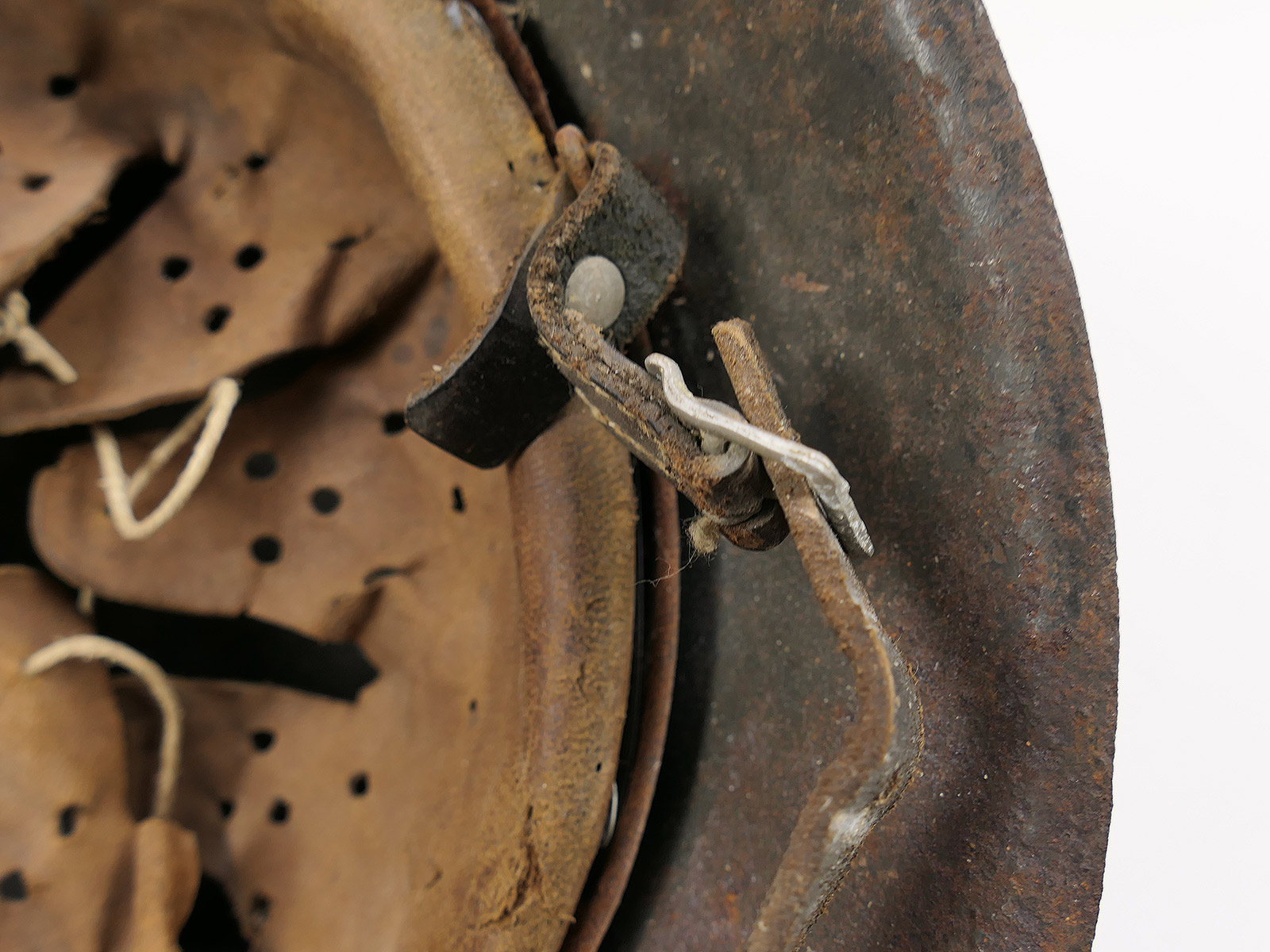 Wehrmacht SD M42 steel helmet with helmet lining and chin strap – ORIGINAL FIND FROM A BARN