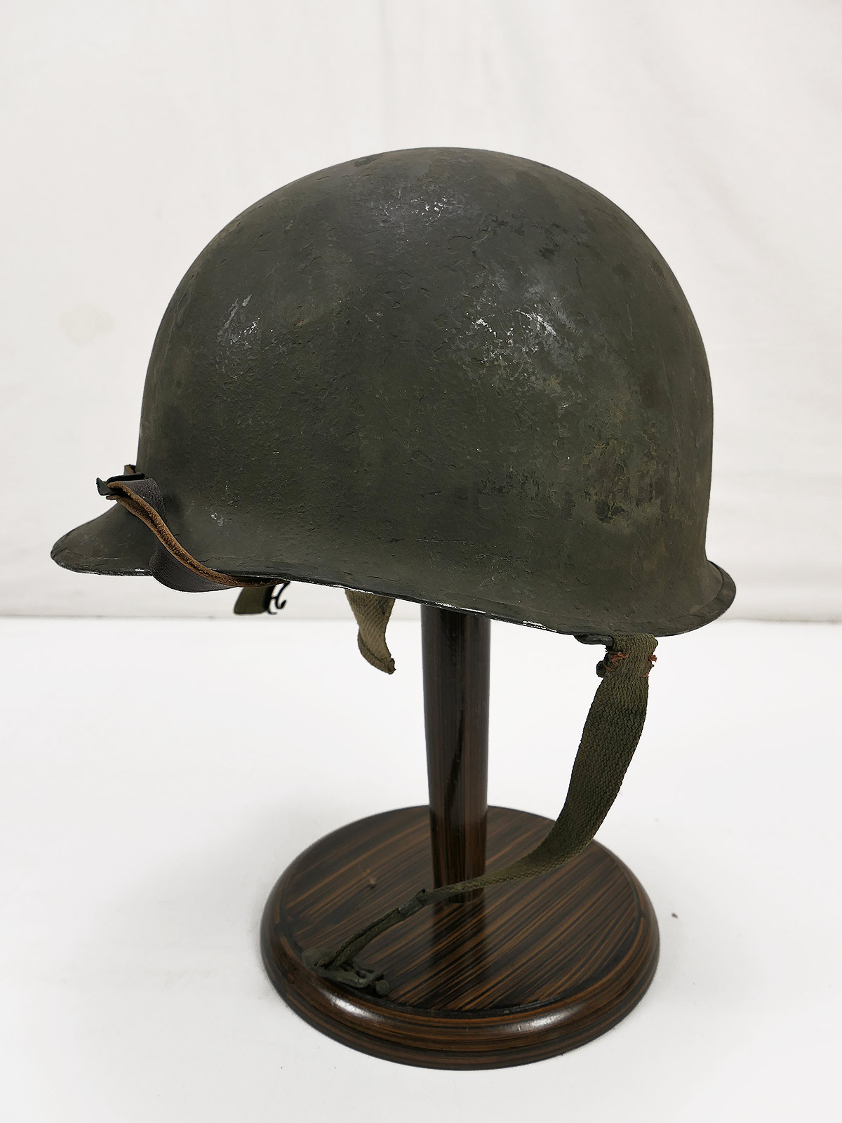 US Army WW2 M1 Front Seam Helmet (Stahlhelm) with liner / 2x chin straps