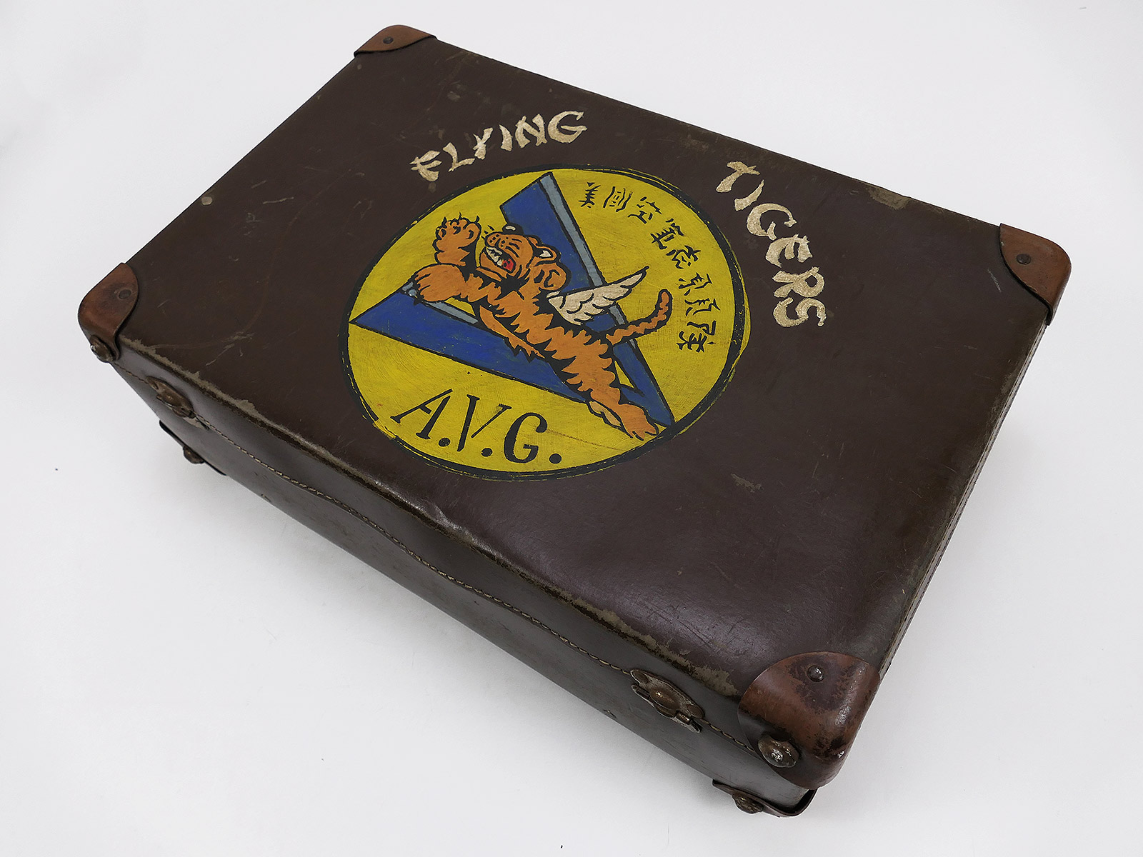 P1535448 US ARMY USAF Flying Tigers Nose Art Old School Vintage Suitcase Travel Suit
