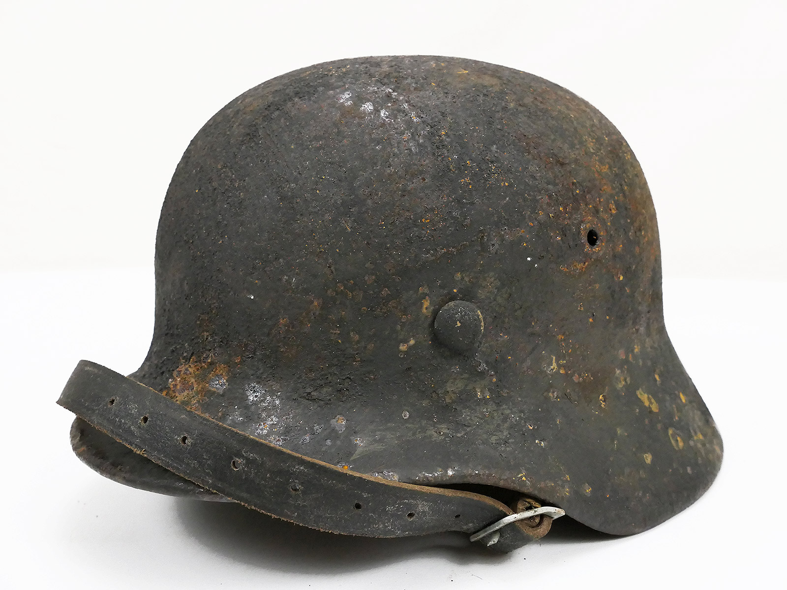 Wehrmacht steel helmet M40 bell 64 with helmet lining Gr.57 + chin strap from museum liquidation