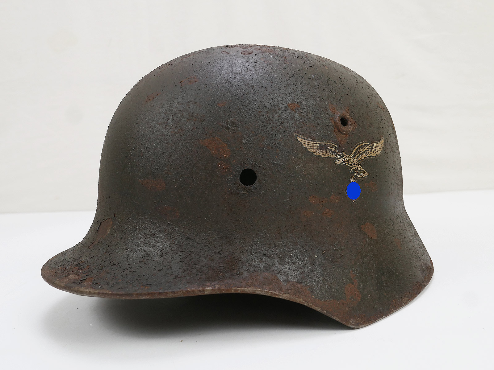Luftwaffe steel helmet GLOCKE M40 Antik Battleworn Gr.56/57 one badge