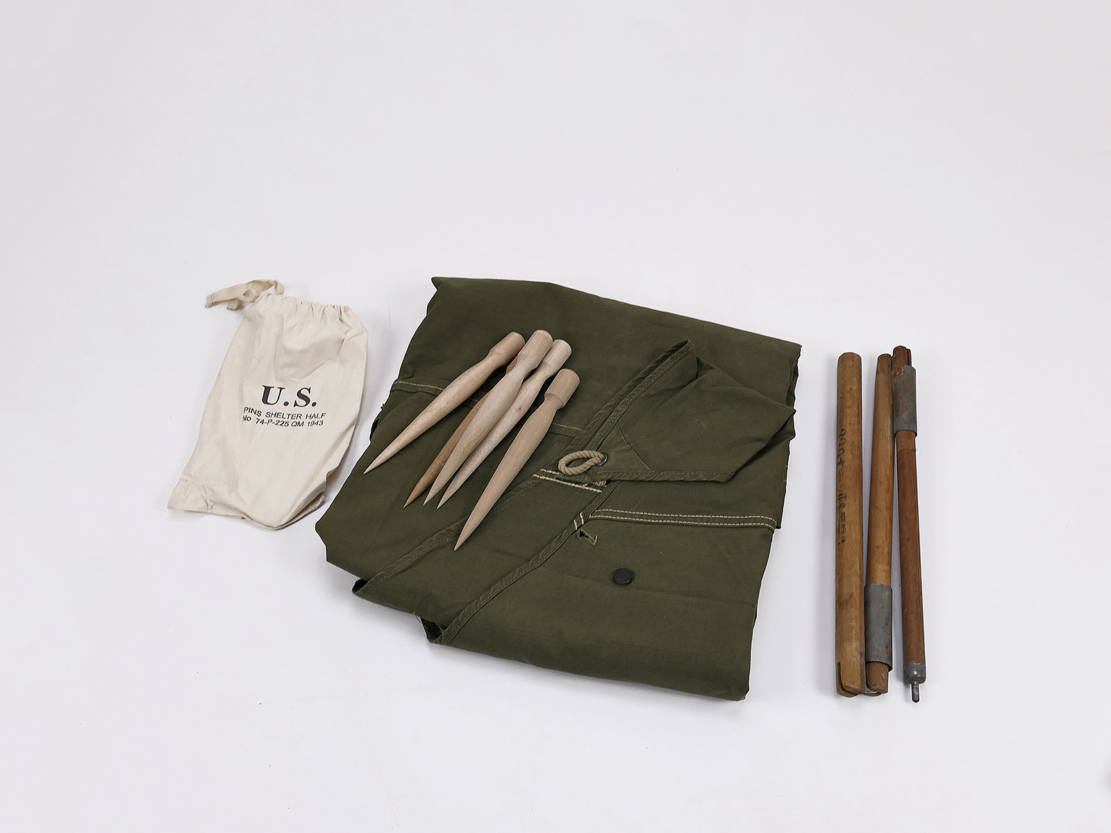 US WW2 tent canvas shelter tent sheet, circa 1945 + accessories: 5 wooden pegs, bag and tent pole – COLLECTION BATTLE WORN