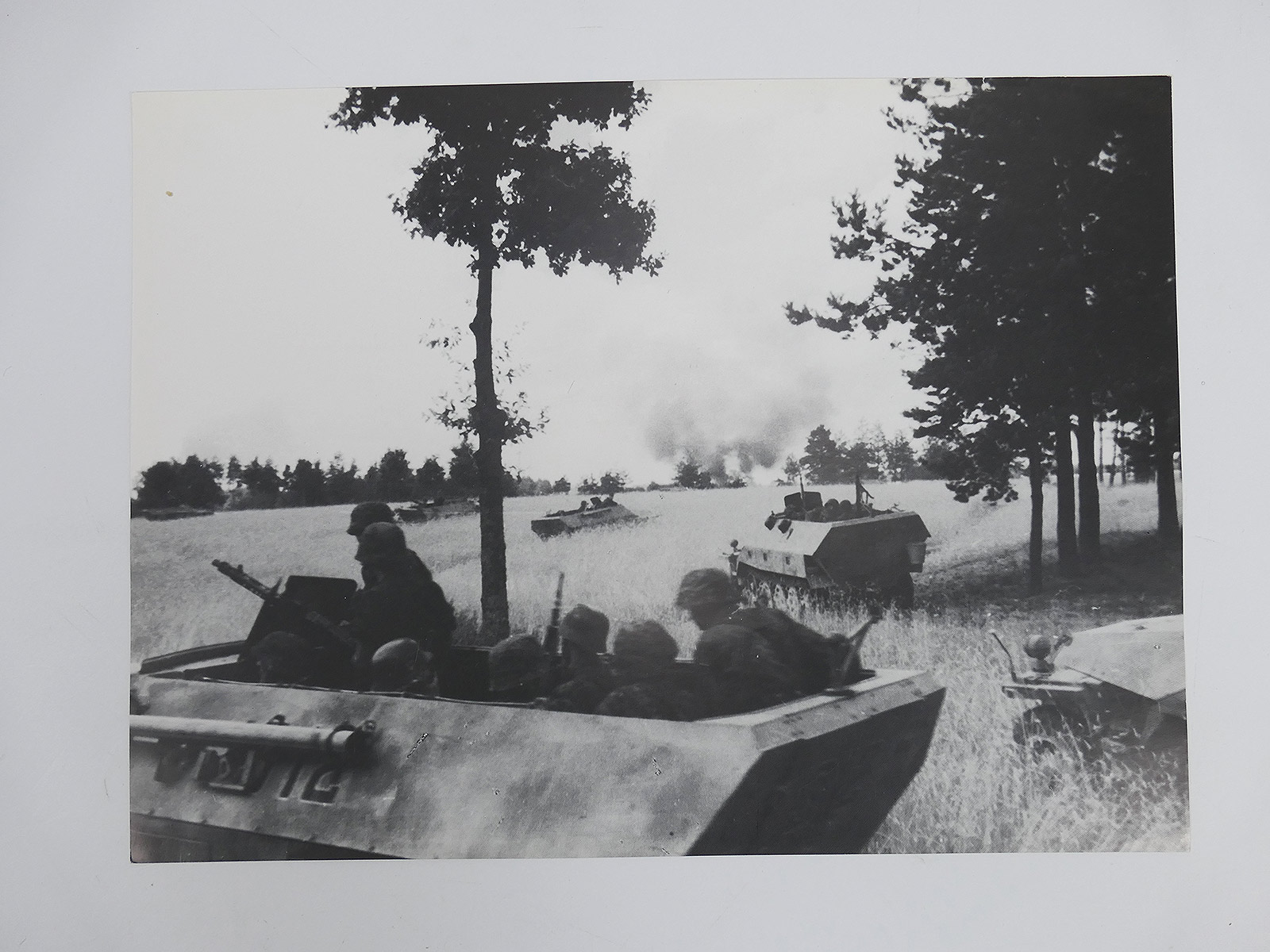 Poster / Picture Armored personnel carrier with grenadiers weapons SS Eastern Front (40x30cm)