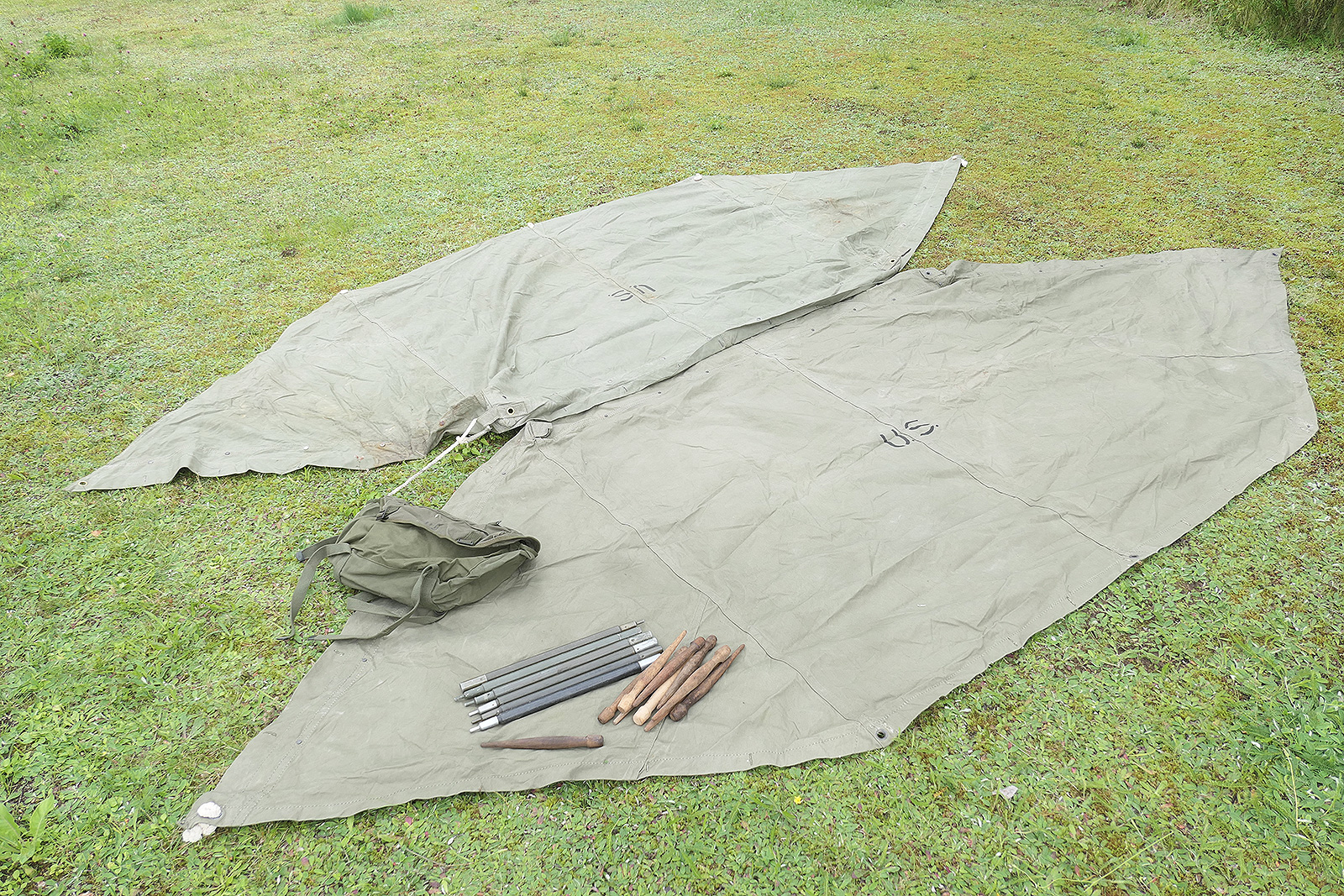 P1550336dRXUrXd85Rvez #1 TYPE US WW2 tent 2x tent canvas shelter tent half + poles and wooden stakes - two-man tent