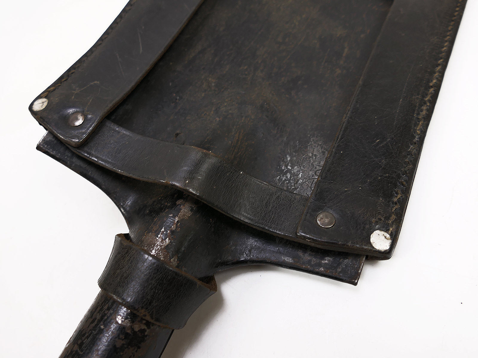 Antique infantry spade with hallmark, in a leather pouch / spade pouch – COLLECTION