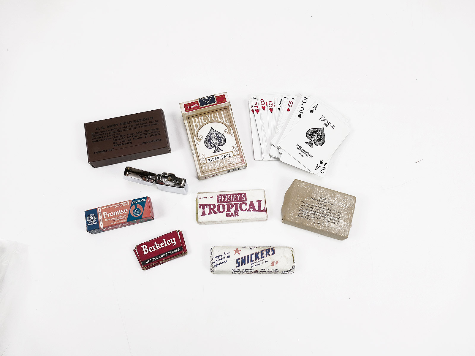 Konvolut US WW2 GI Taschenfüller Pocket Filler Sturmfeuerzeug Verbandpäckchen Kartenspiel PERSÖNLICHES