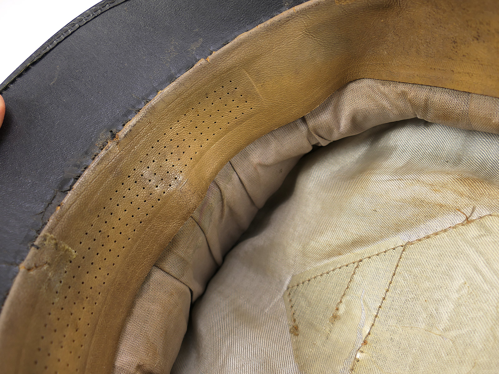 Original LUFTWAFFEN officer’s peaked cap with hand-embroidered details – COLLECTION