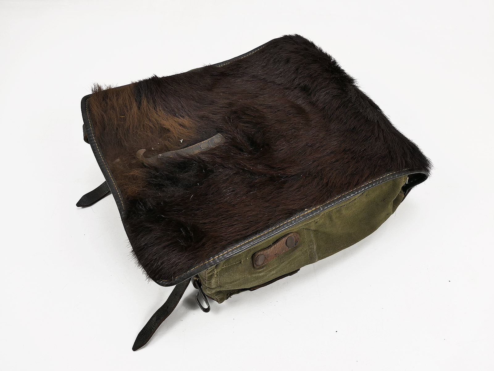 Wehrmacht ‘Affe’ knapsack – late model, riveted fur rucksack