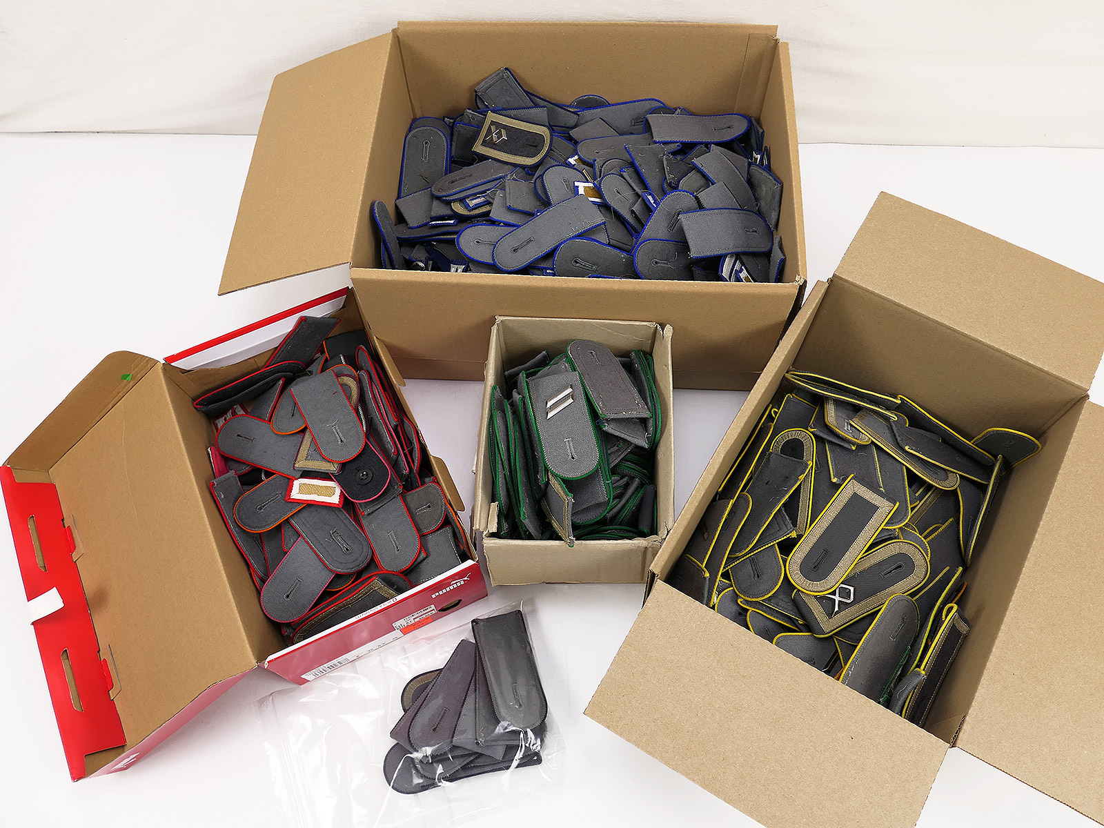 View a large collection of Bundeswehr epaulettes and collar tabs for service uniforms