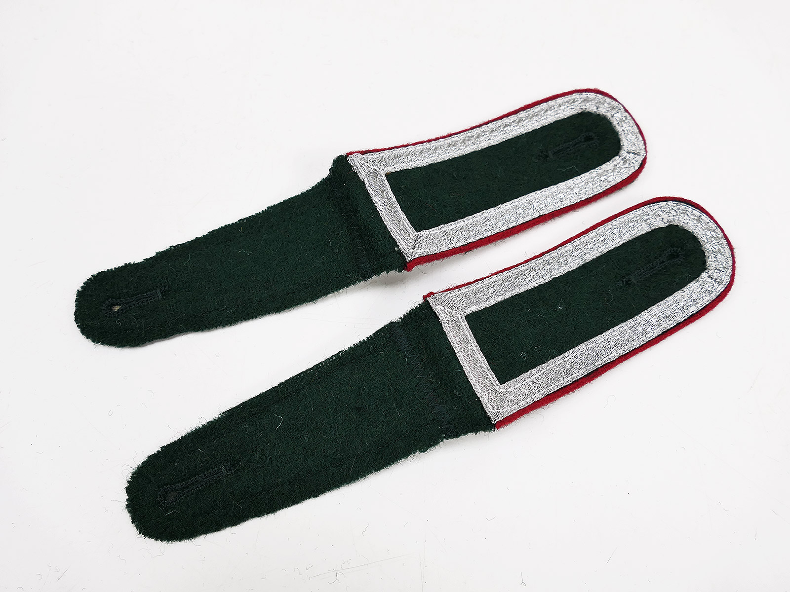 Wehrmacht M36 epaulettes for an artillery sergeant’s M1936 field tunic