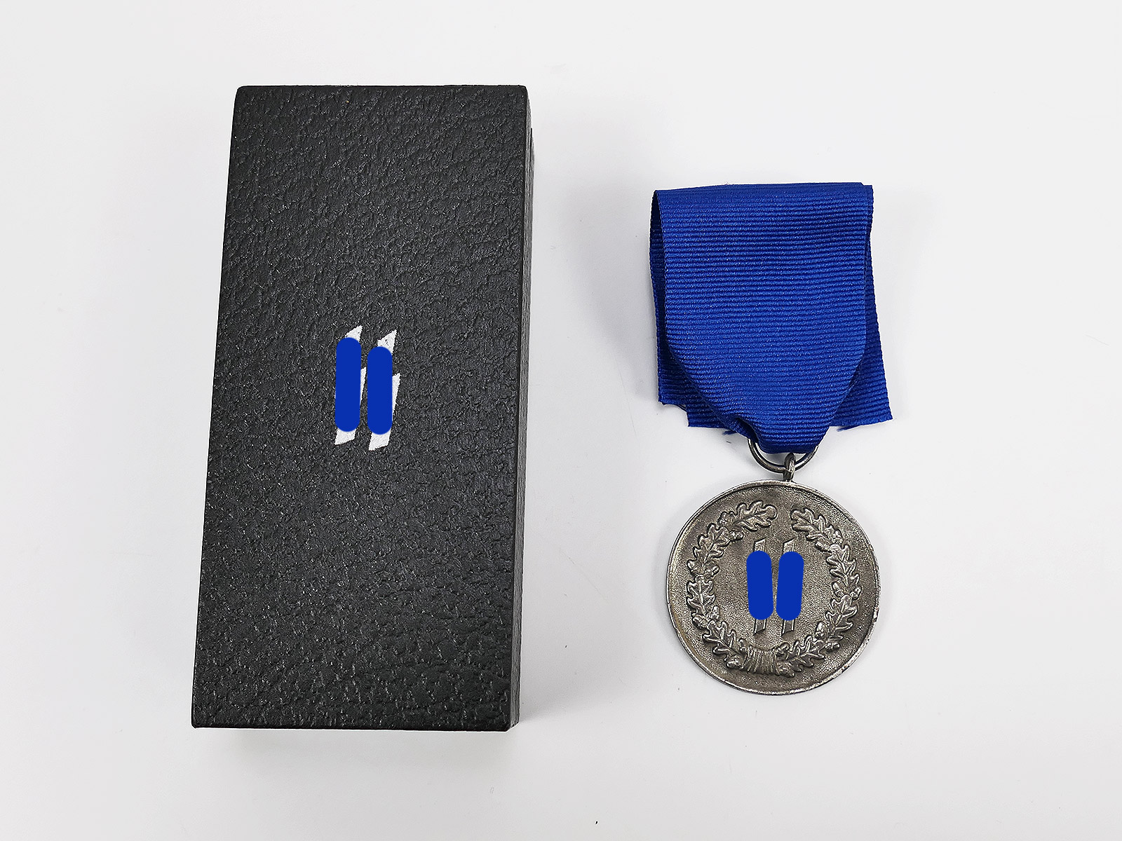 SS service award for 4 years of loyal service in the SS in a presentation case