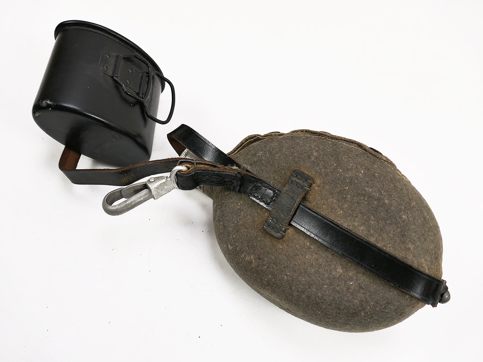Wehrmacht canteen with aluminium cup – COLLECTION BATTLE WORN