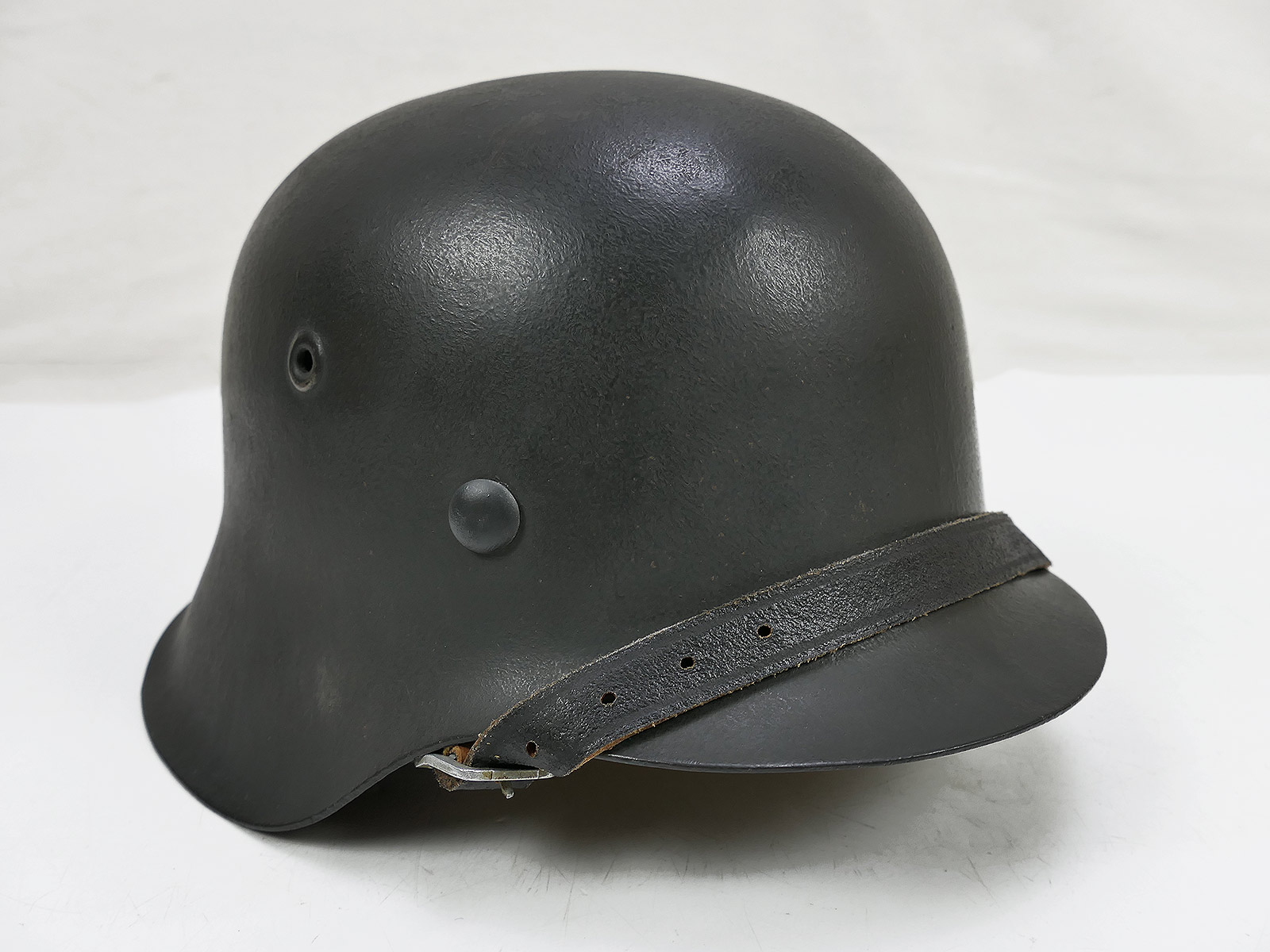Original Luftwaffe M42 ET64 steel helmet with helmet lining and chin strap, size 57, BATTLE WORN