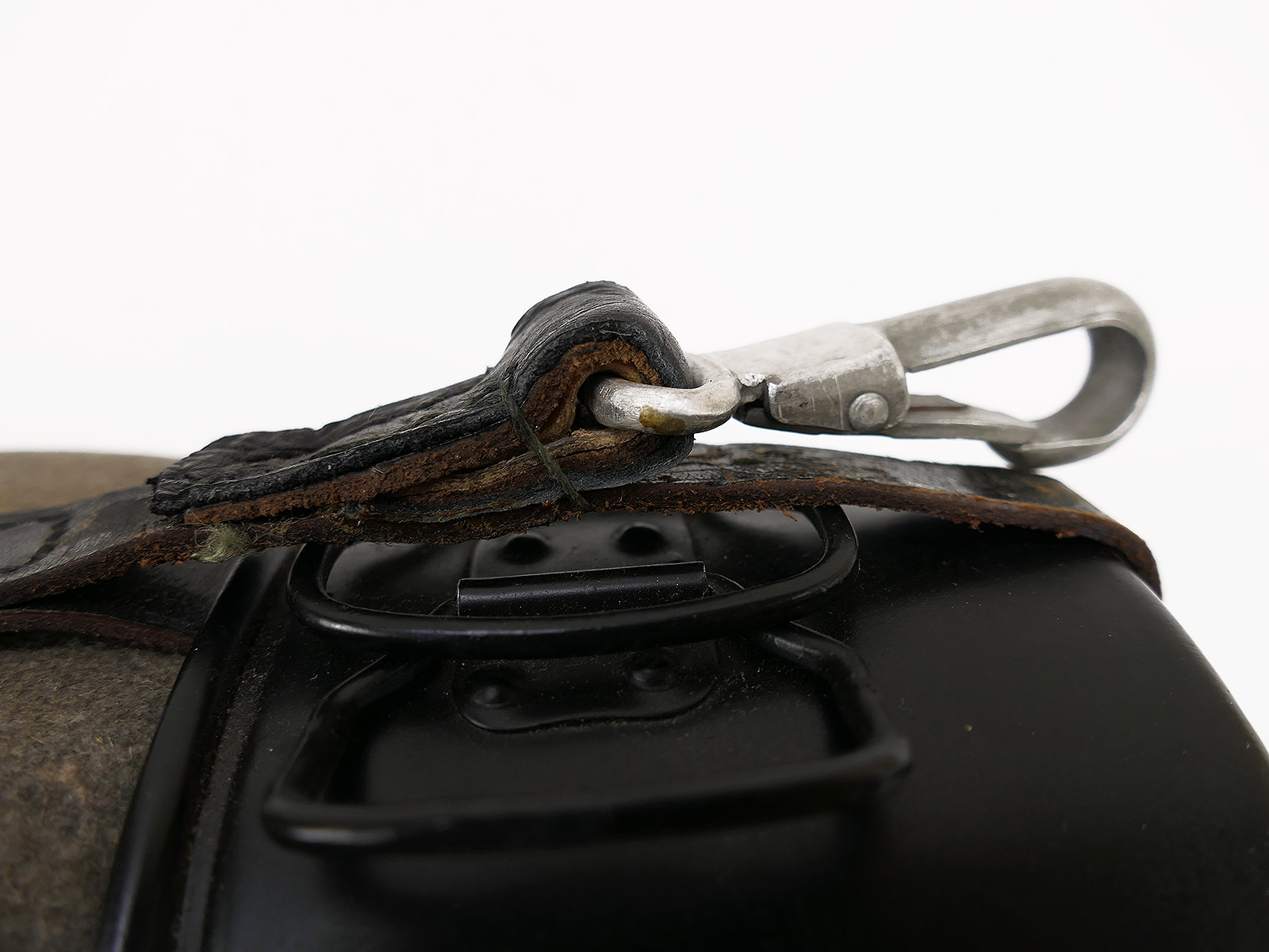 Wehrmacht canteen with aluminium cup – COLLECTION BATTLE WORN