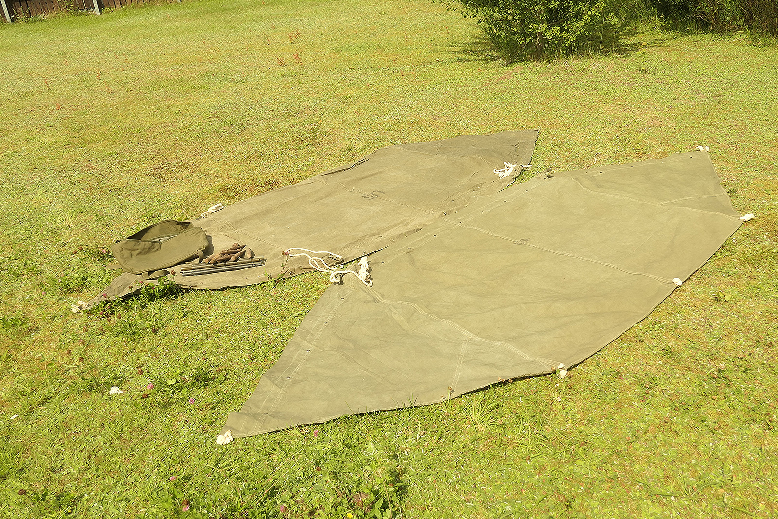 P1550450 #8 TYPE US WW2 tent 2x canvas shelter tent half + poles and wooden stakes - two-man tent