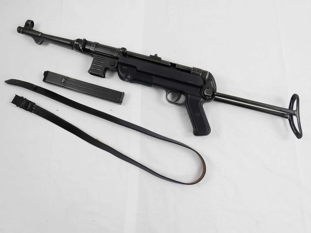 MP40 machine pistol Wehrmacht deco model film weapon antique finish with carrying strap