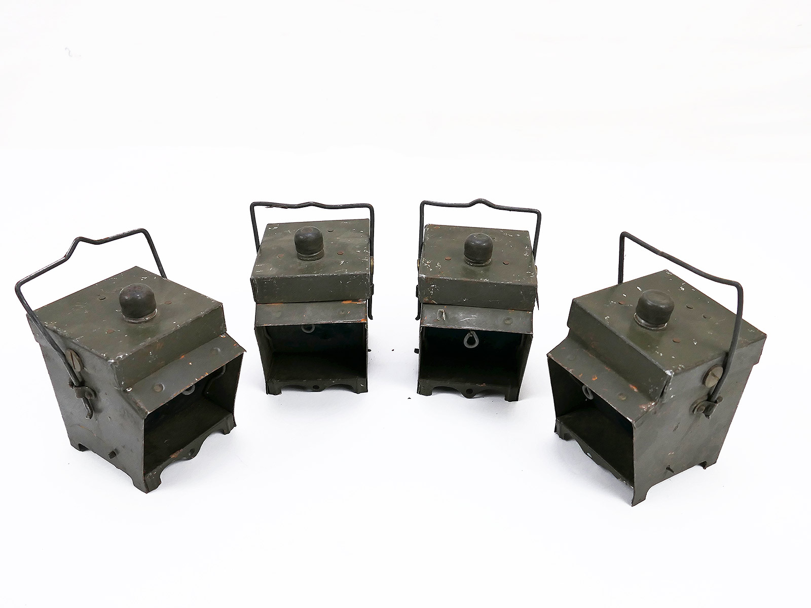 1x piece WW2 British Army Traffic Lantern Electric Traffic No.2 Minefield Marker Lamp