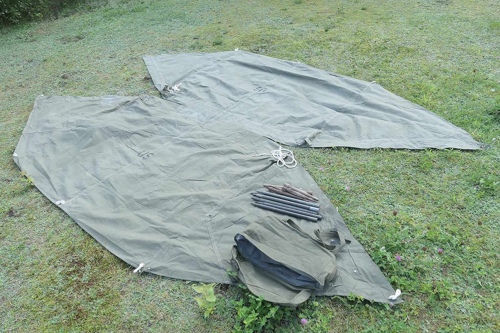 #4 TYPE US WW2 tent 2x canvas shelter tent half + poles and wooden stakes - two-man tent
