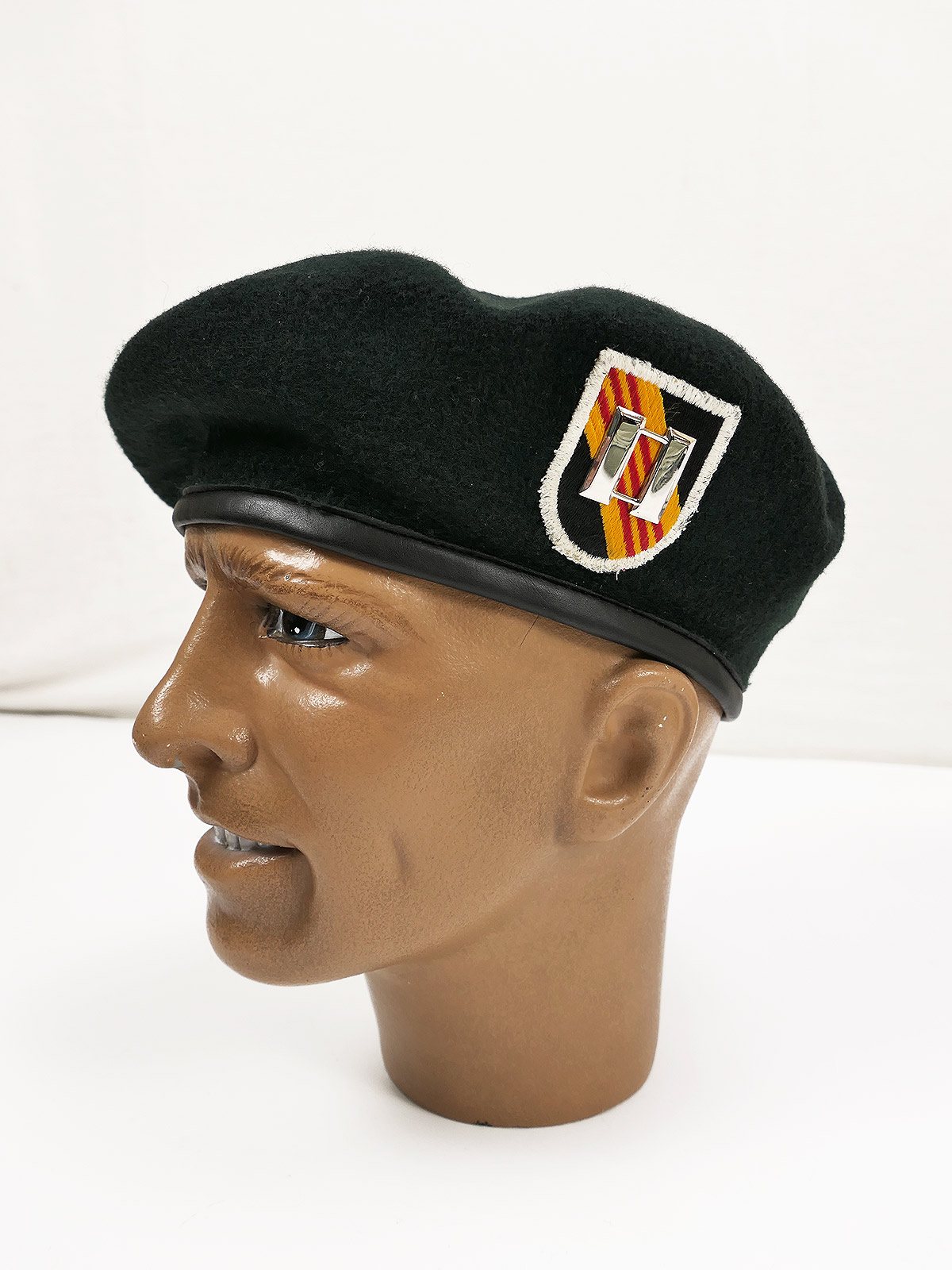 US Army Green Beret Captain Special Forces Group beret with metal insignia – Danish manufacturer