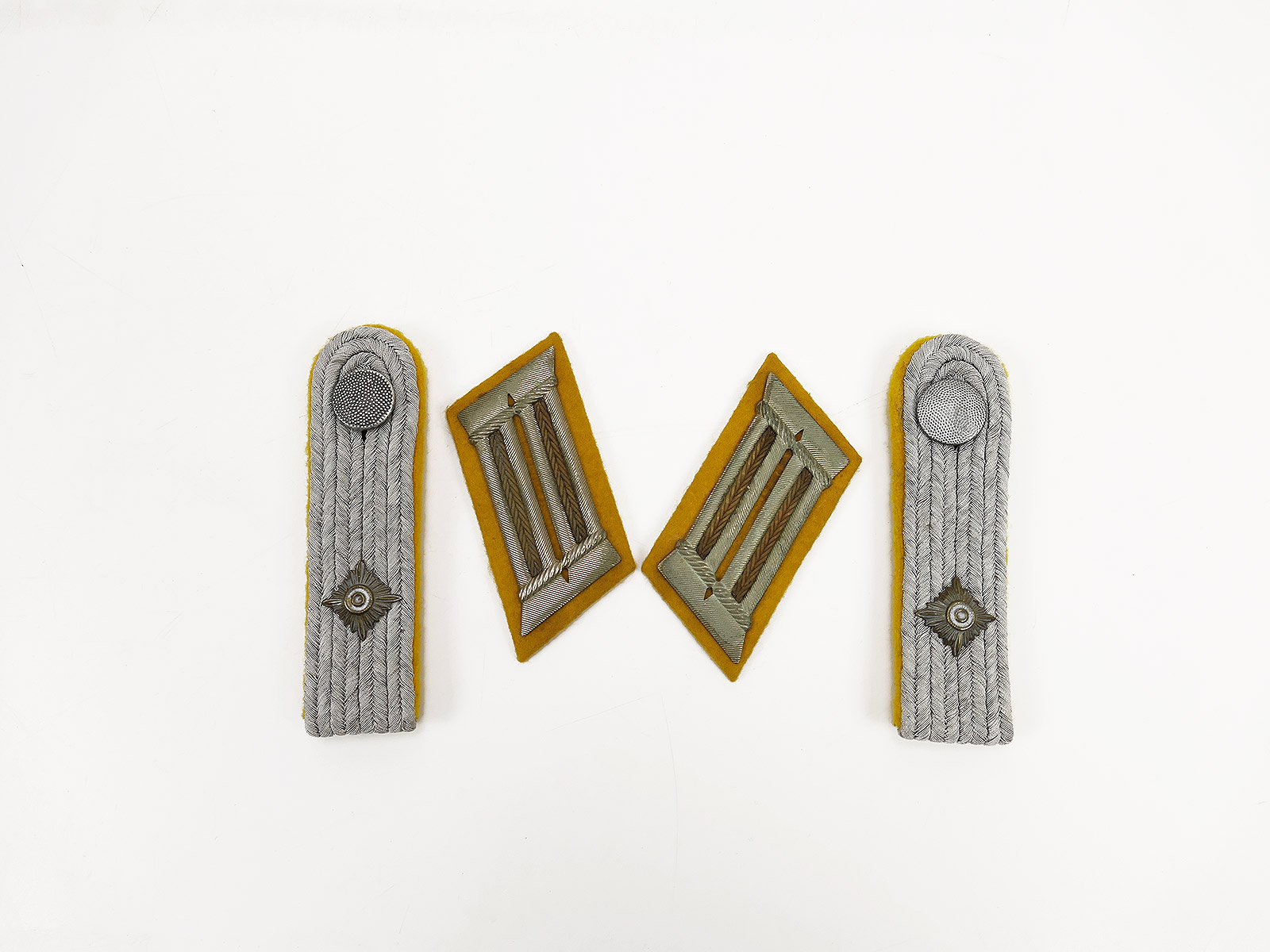 Single piece - VINTAGE SET Wehrmacht KAVALLERIE pair of collar tabs + epaulettes officer first lieutenant