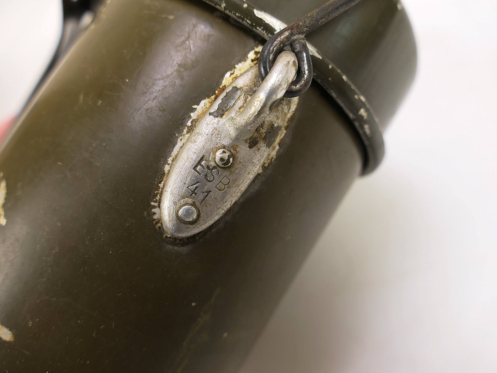 Wehrmacht cookware, manufacturer OHW 44, with leather strap – COLLECTION BATTLE WORN