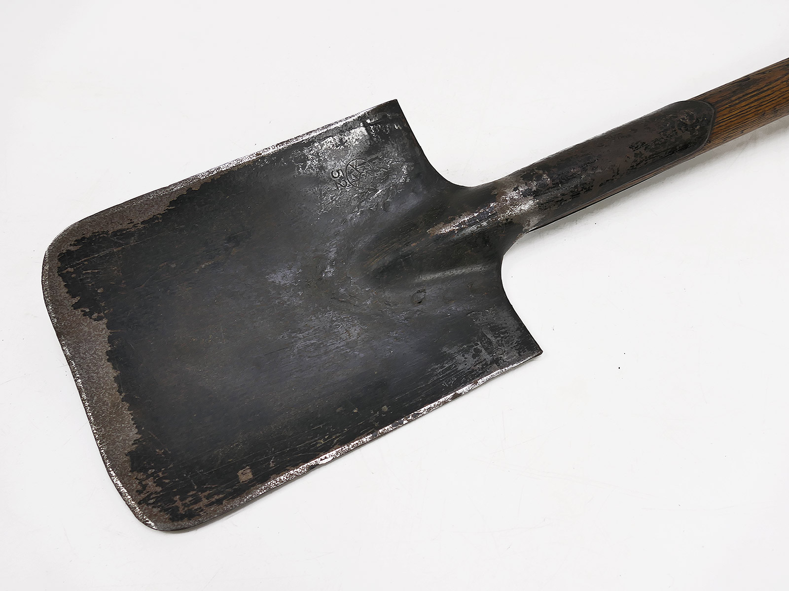 Antique infantry spade with hallmark, in a leather pouch / spade pouch – COLLECTION