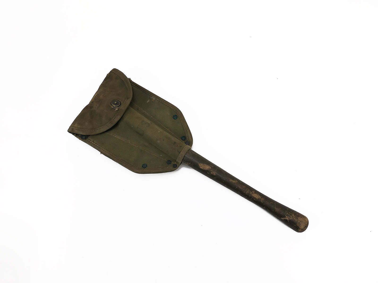 #22 ORIGINAL US ARMY WW2 folding spade with pouch, entrenching tool with serial number / Collection: BATTLE WORN 