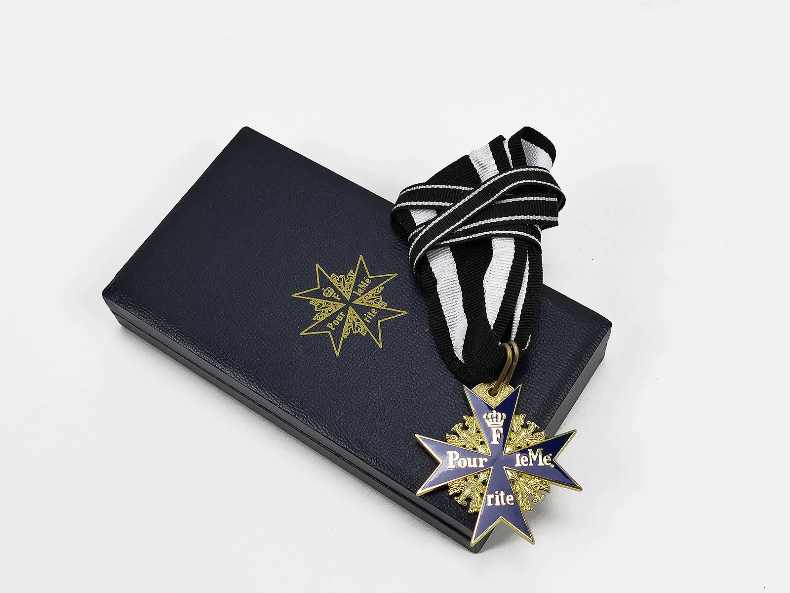 Order Pour le Mérite on collar ribbon in case / Blue Max GFm Erwin Rommel