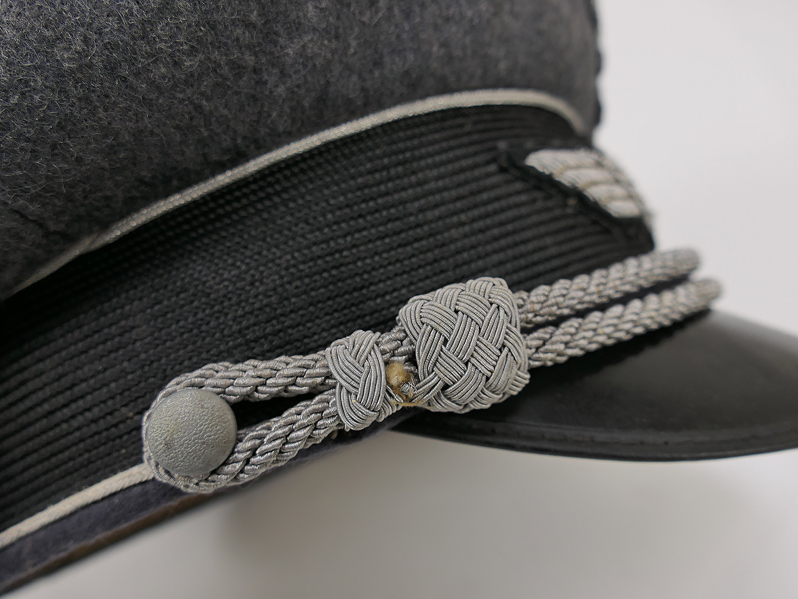 Original LUFTWAFFEN officer’s peaked cap with hand-embroidered details – COLLECTION