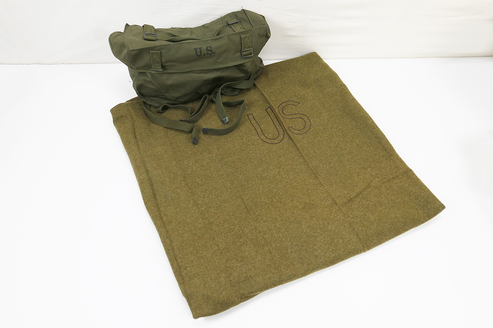 P1430646 #4 US Pack Field Cargo M-1945 Bag + US Wool virgin Blanket Blanket
